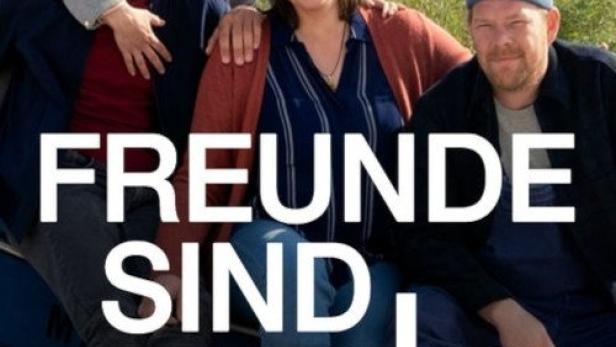 Das Filmplakat für „Freunde sind mehr“ zeigt vier Personen am Strand.