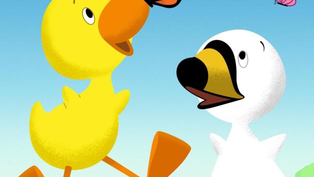 Ein gelbes Küken mit einem Schmetterling auf dem Schnabel und eine weiße Gans stehen auf einer Wiese.