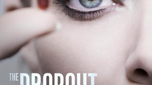 Das Poster für „The Dropout“ zeigt das Gesicht einer Frau mit einer Blutprobe im Vordergrund.