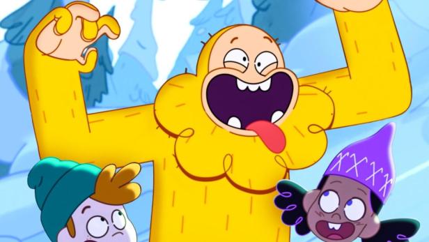 Ein gelber Yeti steht mit zwei Kindern vor einer verschneiten Landschaft.