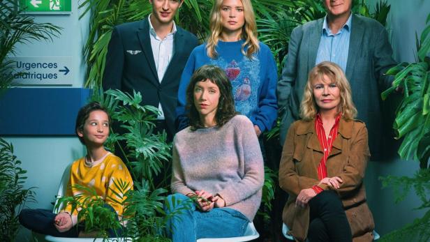 Das Filmplakat für „Tout Va Bien“ zeigt eine Familie vor einem grünen Hintergrund.
