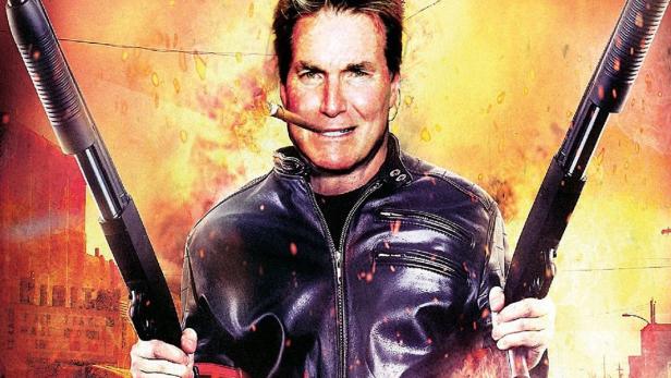 Ein Mann mit Zigarre posiert mit zwei Schrotflinten vor einem brennenden Auto für „Texas Payback“.