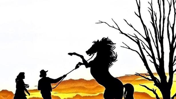 Silhouette eines Mannes, einer Frau und eines aufbäumenden Pferdes vor dem Hintergrund des Films „Snowy River“.
