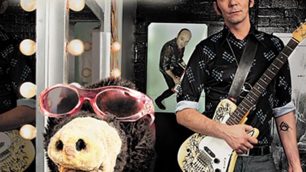 Cover des Albums „Kasperpop“ von René Marik mit ihm, einem Bären und einer Froschpuppe.