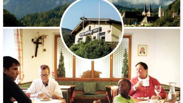 Das Filmplakat für „Café Waldluft“ zeigt eine Szene vor einer Bergkulisse und im Innenraum des Cafés.