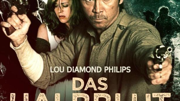 Das Filmplakat für „Das Halbblut“ mit Lou Diamond Philips, der mit gezogenen Waffen zu sehen ist.