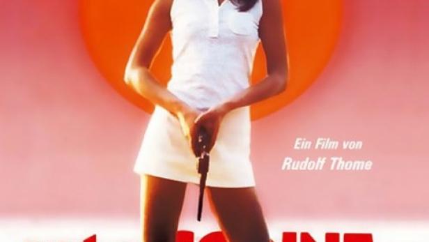 Das Filmplakat für „Rote Sonne“ zeigt Uschi Obermaier mit einer Pistole am Strand.