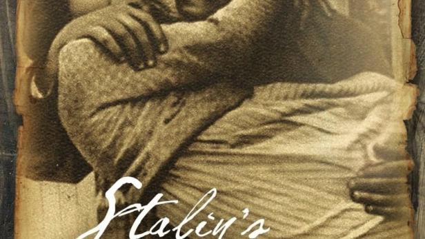 Ein Mann in Uniform umarmt eine Frau auf dem Filmplakat zu „Stalins Tochter“.