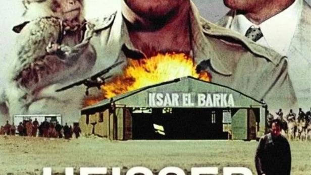 Das Filmplakat für „Heisser Sand“ zeigt zwei Männer, einen Affen und eine Explosion vor einem Hangar.