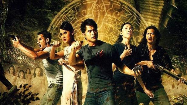 Das Filmplakat von „A Vingança“ zeigt eine Gruppe von Menschen, die sich einem riesigen Drachen stellen.