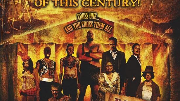 Das Filmplakat für „Freakshow“ zeigt eine Gruppe von Darstellern vor einem Zirkuszelt.