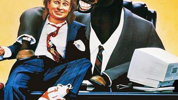 Ein Mann und ein Pferd im Anzug sitzen an einem Schreibtisch, im Hintergrund ein Porträt an der Wand.