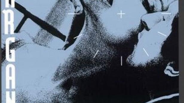 Das Filmplakat für „Jahrgang 45“ zeigt zwei sich liebende Menschen.