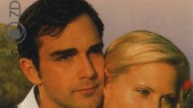 Das Cover des Rosamunde Pilcher Films „Rosen im Sturm“ zeigt ein Paar.