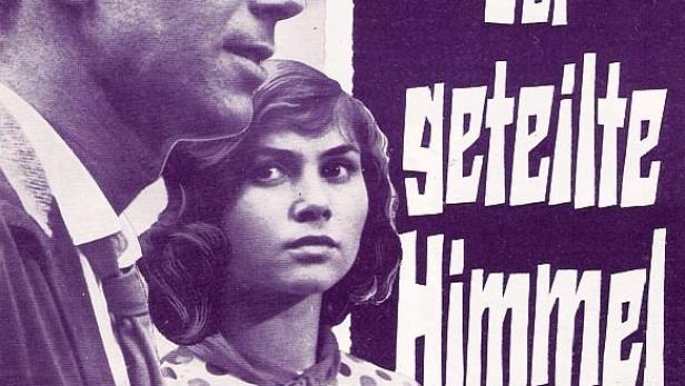 Ein Filmposter für „Der geteilte Himmel“ mit einem jungen Paar.