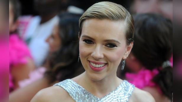 Scarlett Johansson lächelt in einem silbernen Kleid.