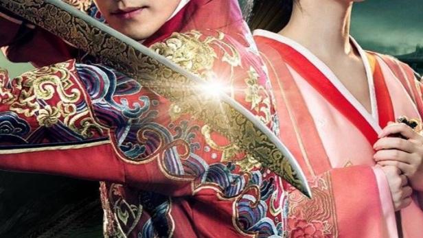 Ein Mann mit Schwert und eine Frau in traditioneller chinesischer Kleidung stehen zusammen.