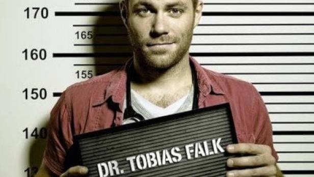 Das Cover der ersten Staffel von „Der Knastarzt“ zeigt Tobias Falk vor einer Messlatte.
