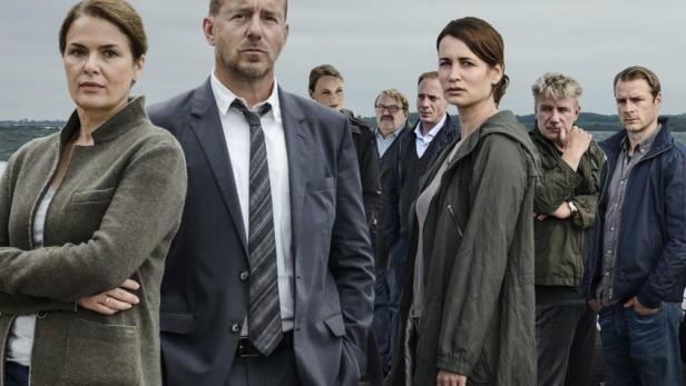 Das Filmplakat für „Tod eines Mädchens“ zeigt eine Gruppe von Personen auf einem Steg.