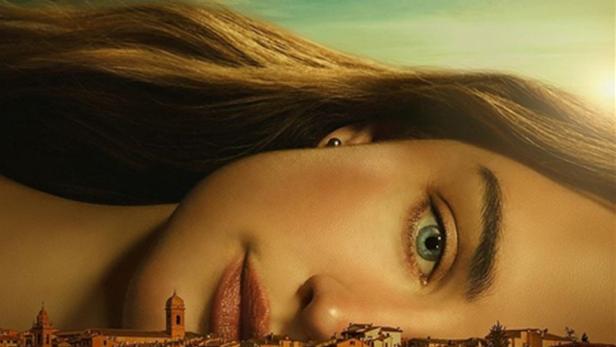 Das Gesicht einer Frau über einer italienischen Stadt, möglicherweise Amanda Knox.