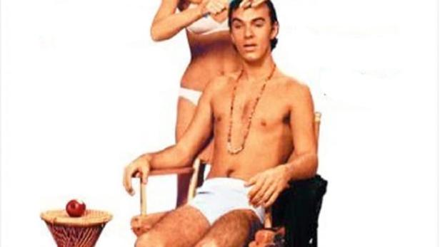 Das Filmplakat für „Butterflies are Free“ zeigt eine Frau, die einem Mann die Haare kämmt.