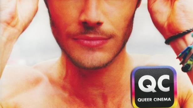 Ein Mann mit blauen Augen hält eine pinkfarbene Maske vor sein Gesicht, Cover des Films „Pink Pact“.