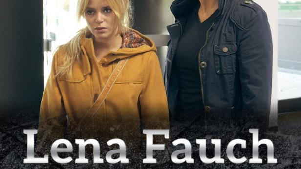 Zwei Frauen stehen vor einem Gebäude, im Vordergrund der Titel „Lena Fauch – Gefährliches Schweigen“.