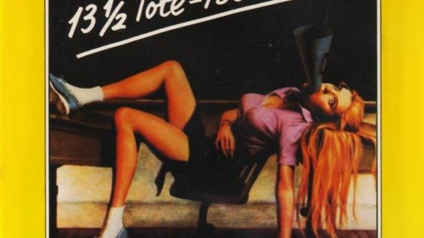 Das Cover des Films „Was macht der Tote auf der Wäscheleine“ zeigt eine Studentin mit einem Megaphon im Mund.