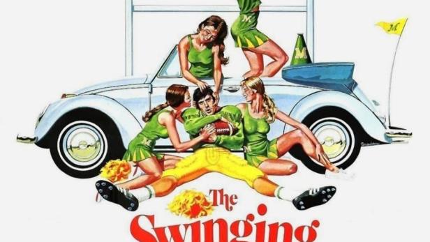 Das Filmplakat für „The Swinging Cheerleaders“ zeigt Cheerleader und einen Footballspieler vor einem VW Käfer.