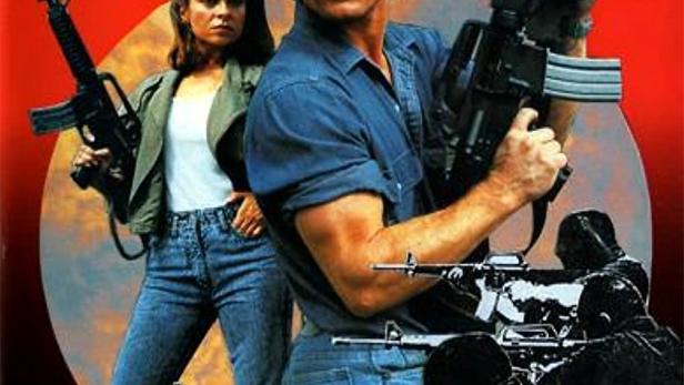 Das Filmplakat für „Blood Chase“ zeigt Andrew Stevens und Karen Sheperd mit Waffen.