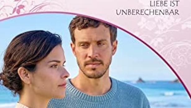 Das Cover der Rosamunde Pilcher Collection: „Liebe ist unberechenbar“ mit zwei Personen vor einer Küstenlandschaft.