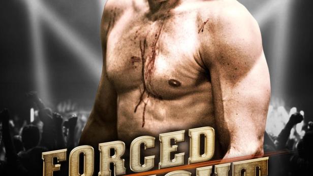 Ein blutverschmierter Mann steht vor einer jubelnden Menge, Titelbild für „Forced to Fight“.
