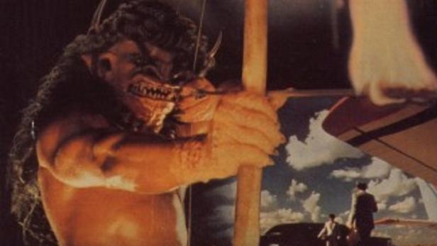 Ein Monster mit Pfeil und Bogen zielt, während eine Frau im Hintergrund schreit.