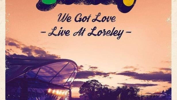 Das Cover der DVD „The Kelly Family – We Got Love - Live At Loreley“ mit einer Menschenmenge vor einer Bühne.