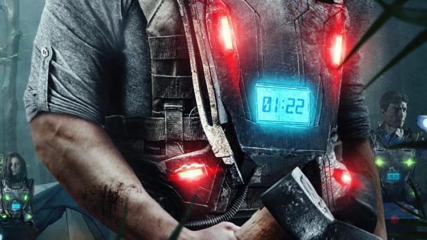 Ein Mann mit einer Axt und einer leuchtenden Countdown-Weste im Wald.