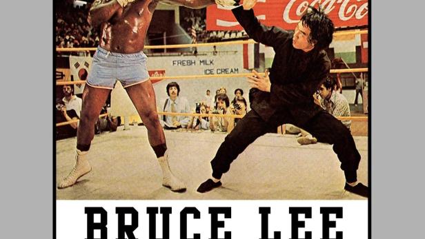 Bruce Lee kämpft mit einem Boxer in einem Ring vor Zuschauern.