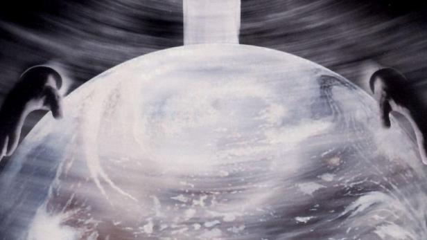 Das Filmplakat für „Hanussen“ zeigt einen Mann über einer Weltkugel.