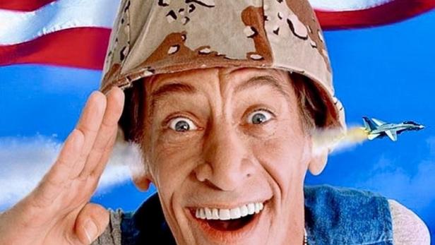 Das Filmplakat für „Ernest in the Army“ zeigt Ernest in Militärkleidung vor einer US-Flagge.