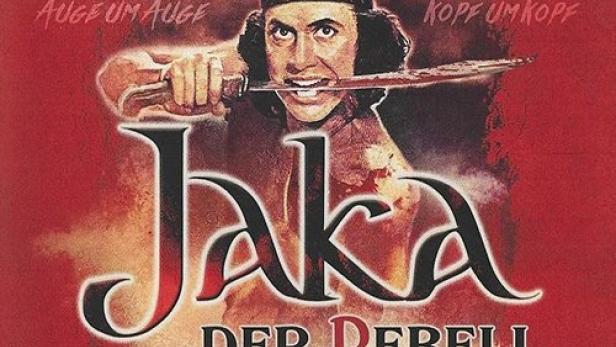Das Filmplakat für „Jaka der Rebell“ zeigt einen Mann mit einem Messer im Mund vor einem roten Hintergrund.