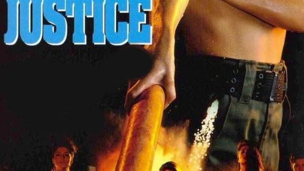 Das Filmplakat für „Sweet Justice“ zeigt eine Frau mit einem Baseballschläger und weitere Frauen im Hintergrund.