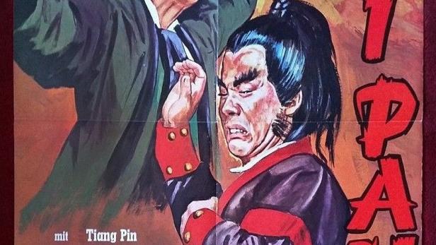 Das Filmplakat für „Taipan: Der Teufel mit der Drachenklaue“ zeigt zwei Männer im Kampf mit Schwertern.