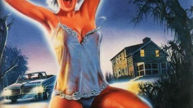 Das Filmplakat für „Raging Fury“ zeigt eine schreiende Frau mit einem blutigen Messer vor einem Haus.