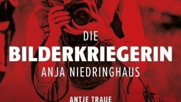 Das Filmplakat für „Die Bilderkriegerin“ zeigt Anja Niedringhaus als Kriegsfotografin mit Kamera und Helm.