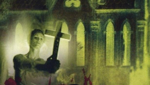 Das Cover der „Lucio Fulci Horror Collection 3: Das Haus des Bösen“ zeigt eine Frau mit einem Kreuz vor einem Haus.