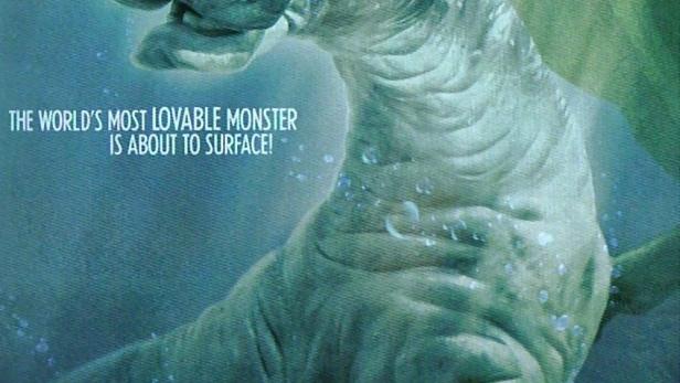 Das Filmplakat für „Mee-Shee: The Water Giant“ zeigt ein freundliches Seeungeheuer, das aus dem Wasser auftaucht.