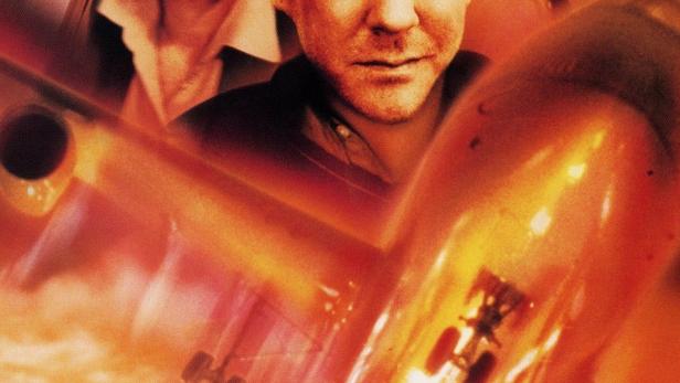 Das Filmplakat für „Ground Control“ zeigt Kiefer Sutherland und andere Schauspieler vor einem Flugzeug.