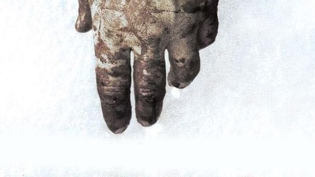 Das Filmplakat für „Scarce“ zeigt eine schmutzige Hand im Schnee.