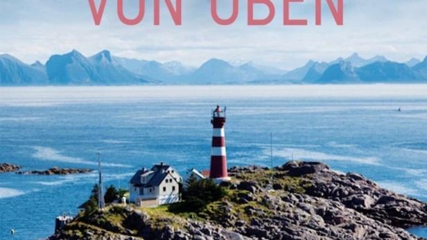 Ein Leuchtturm und ein Haus stehen auf einer kleinen Insel in Norwegen.