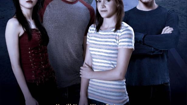 Das Filmplakat für „Morganville“ zeigt vier junge Darsteller vor einem großen Haus.
