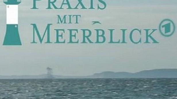 Das Logo der Fernsehserie „Praxis mit Meerblick“ vor einer Ostseekulisse.